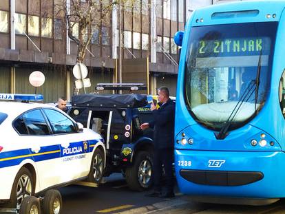 Policajci blokirali tramvajski promet u centru Zagreba. Pred postajom im se pokvario Audi