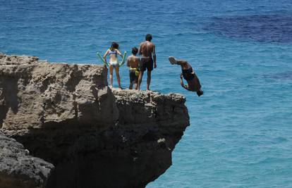 Stroga pravila za turiste: Hoćete piškiti u more ili ostaviti ručnik kao 'rezervaciju'? Kaznit će vas