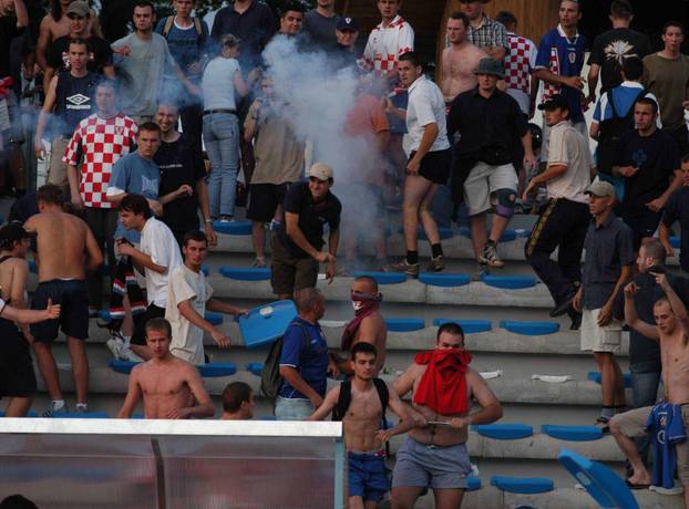 Makljaža Hrvata i Srba usred Kranja: Letjele stolice, policija je tukla, a finale jedva završilo