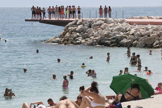 Split: Brojni posjetitelji osvježenje od vrućina pronašli su na plaži Žnjanskog platoa
