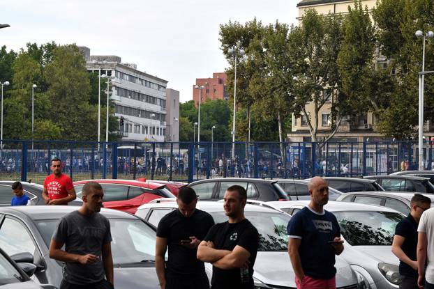 Zagreb: Stotine navijača satima strpljivo čekaju u redu kako bi nabavili ulaznice za utakmicu između Dinama i Chelseaja 