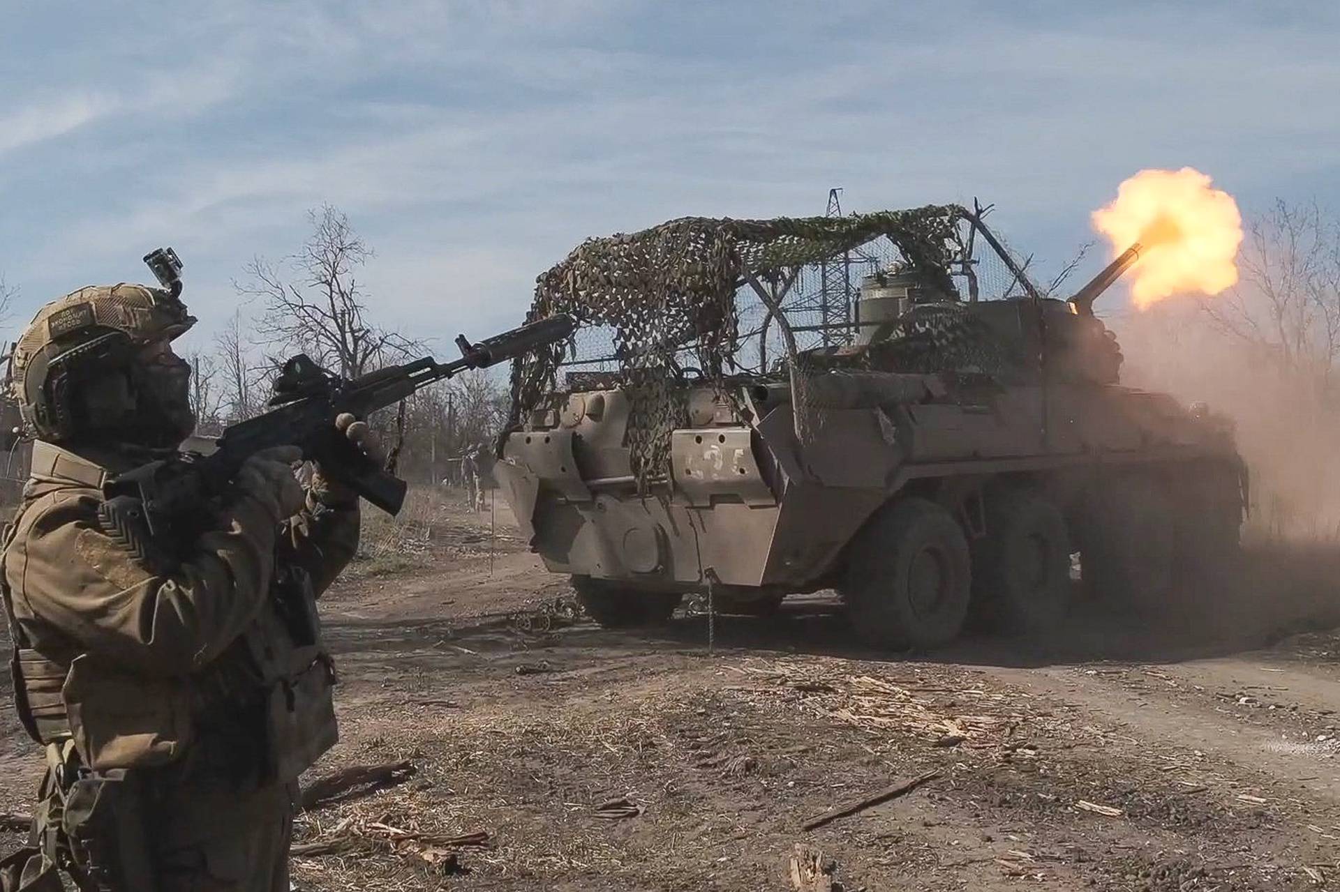 Russian Nona-SVK self-propelled mortar crew in special military operation zone