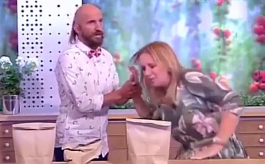 Jeza na TV-u: Iluzionist joj je usred trika dlan probio čavlom