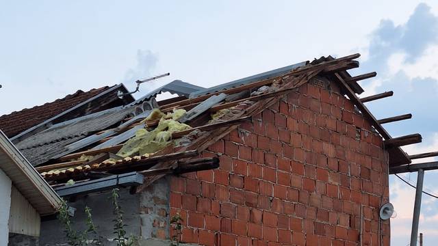 VIDEO Nevrijeme pogodilo istok Hrvatske: Srušeni su krovovi, polomljene fasade, prozori...