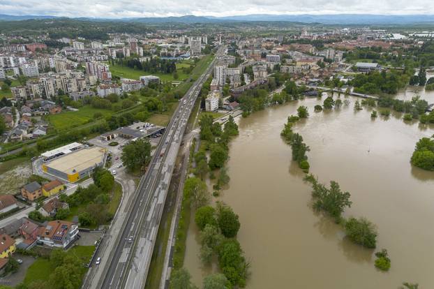 Karlovac: Pogled iz zraka na rijeku Koranu koja se izlila iz svog korita