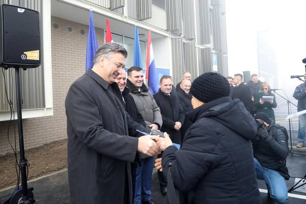 Glina: Premijer Andrej Plenković sudjelovao u primopredaji ključeva vlasnicima novih stanova
