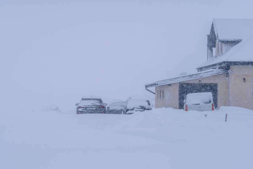 U Vrhovinama i Babinom Potoku palo je oko 50 do 80 cm snijega 