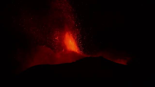 Italy's Mount Etna mesmerizes amid recent activity