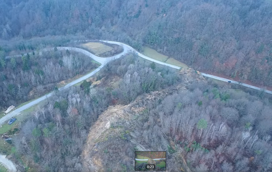 Ogromno klizište čupalo stabla i zatrpalo glavnu cestu županija: 'Odron ide od odlagališta...'