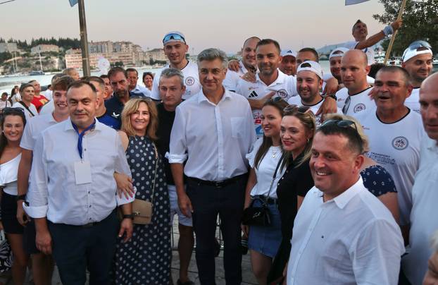 Ploče: Premijer Plenković se s pobjedničkim ekipama nakon završetka 29. Maratona lađa