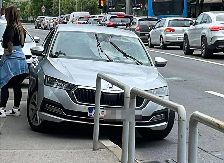 EKSKLUZIVNA SNIMKA Drama u Selskoj: 'Tipove u Škodi okružili su policajci u civilu i odveli ih!'