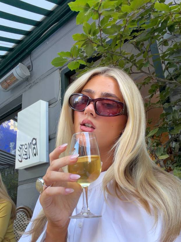 FOTO S 22 godine je postala seksi milijunašica, a godinama je skrivala mračnu tajnu