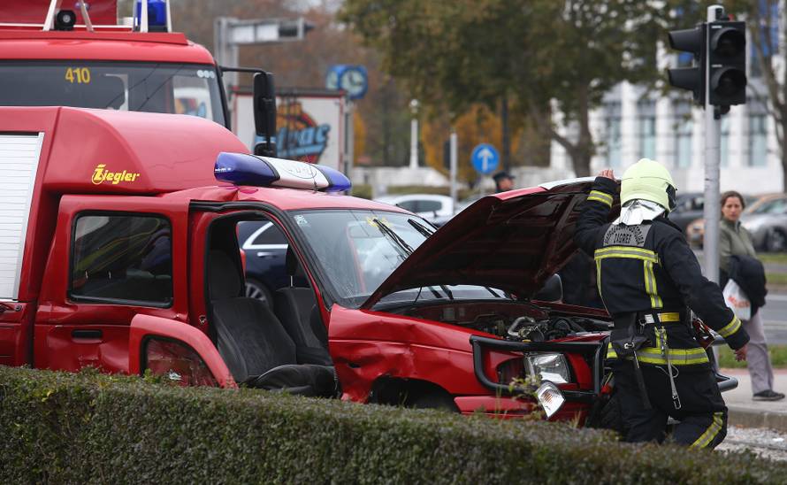 Sudarili se vatrogasni kombi i auto, ozlijeđeno je četvero ljudi