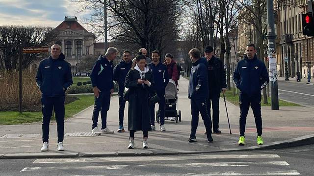 Betisovci šarmiraju po Zagrebu. Pogledajte ih u šetnji: 'Nešto su dobacili curi, nasmijala im se'