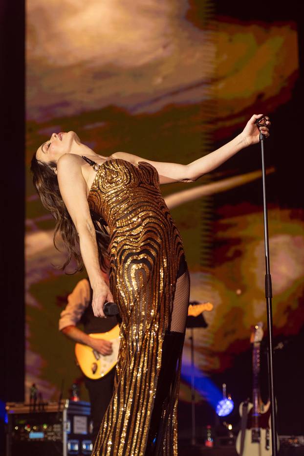 FOTO Severina u izazovnom izdanju oduševila obožavatelje na trosatnom spektaklu u Sisku