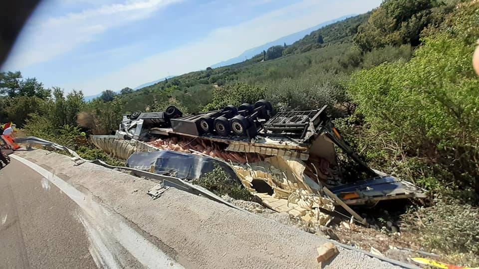 Sletjeli s ceste kraj Metkovića pa ostali zarobljeni u kabini