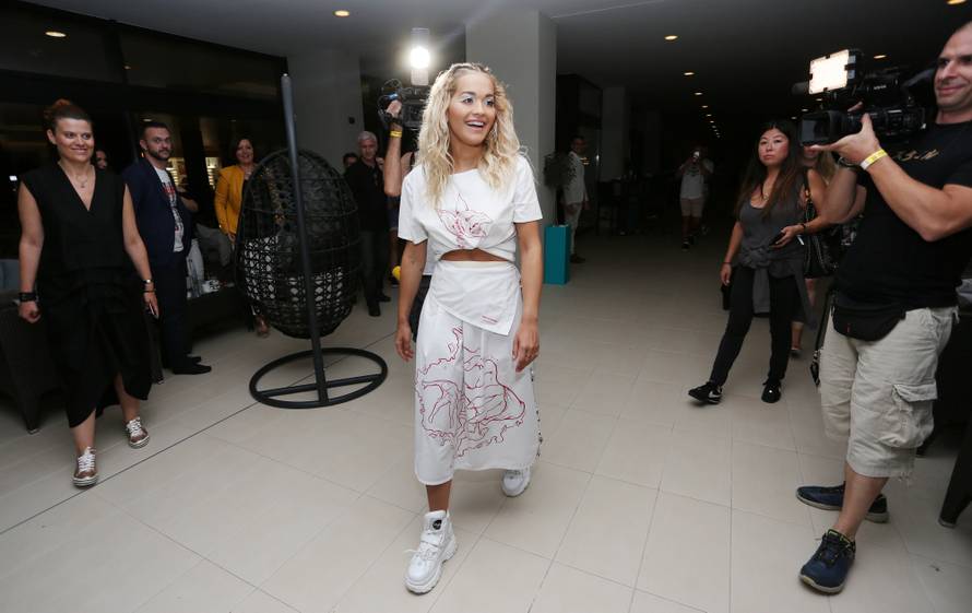 PoreÄ: Rita Ora prije nastupa  druÅ¾ila se s veleposlanikom Kosova