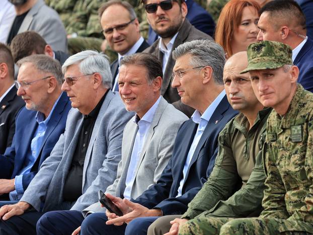 Zagreb: Dan državnosti obilježen pokaznim vježbama Hrvatske vojske i policije te prigodnim letačkim programom na kojem je sudjelovao Predsjednik Vlade Andrej Plenković i članovi Vlade