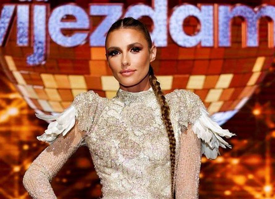 Tamara Loos oduševila novom haljinom: Gornji dio pun perja, a ispod se kriju njene duge noge