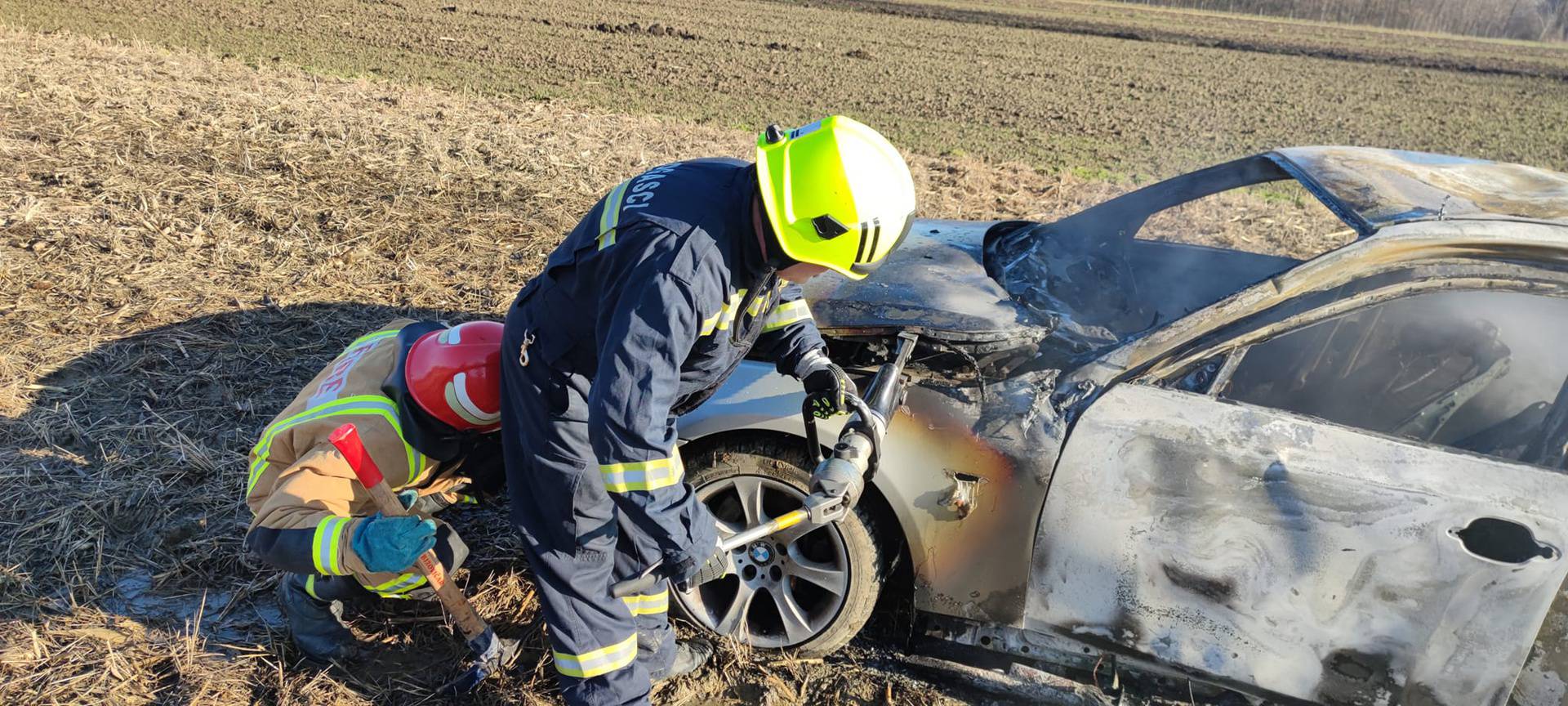 Zapalio svoj BMW, odvezao ga u blatno polje i pustio da izgori...