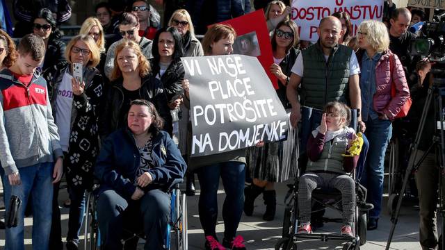 Zagreb: Članovi udruge Sjena u suradnji organizirali prosvjed zbog Zakona o sovijalnoj skrbi