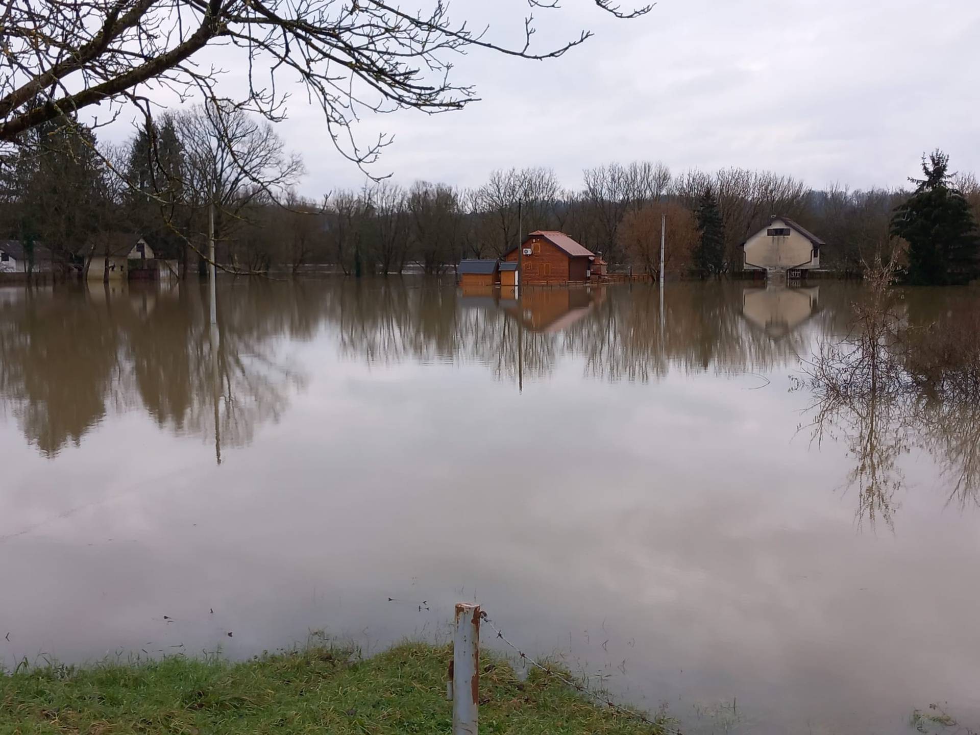 Kupa u Karlovcu stagnira, a vrh vodnog vala na petrinjskom području očekuje se već sutra