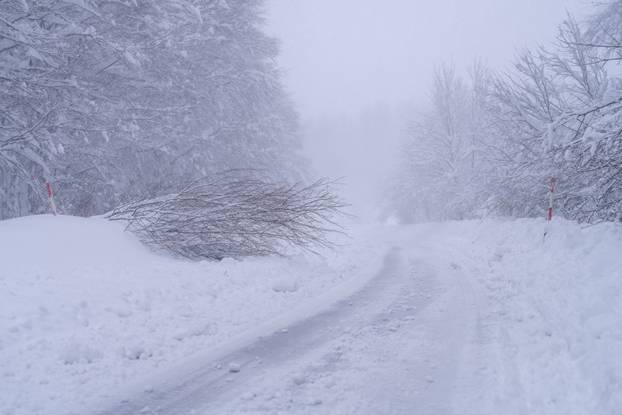 U Vrhovinama i Babinom Potoku palo je oko 50 do 80 cm snijega 