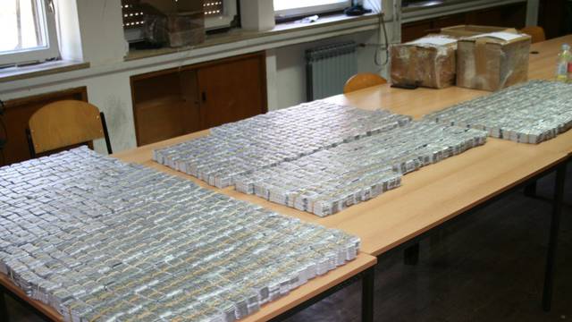 Policija kod mladog Srbina u Zagrebu pronašla 300.000 tableta i tvari za izradu droge