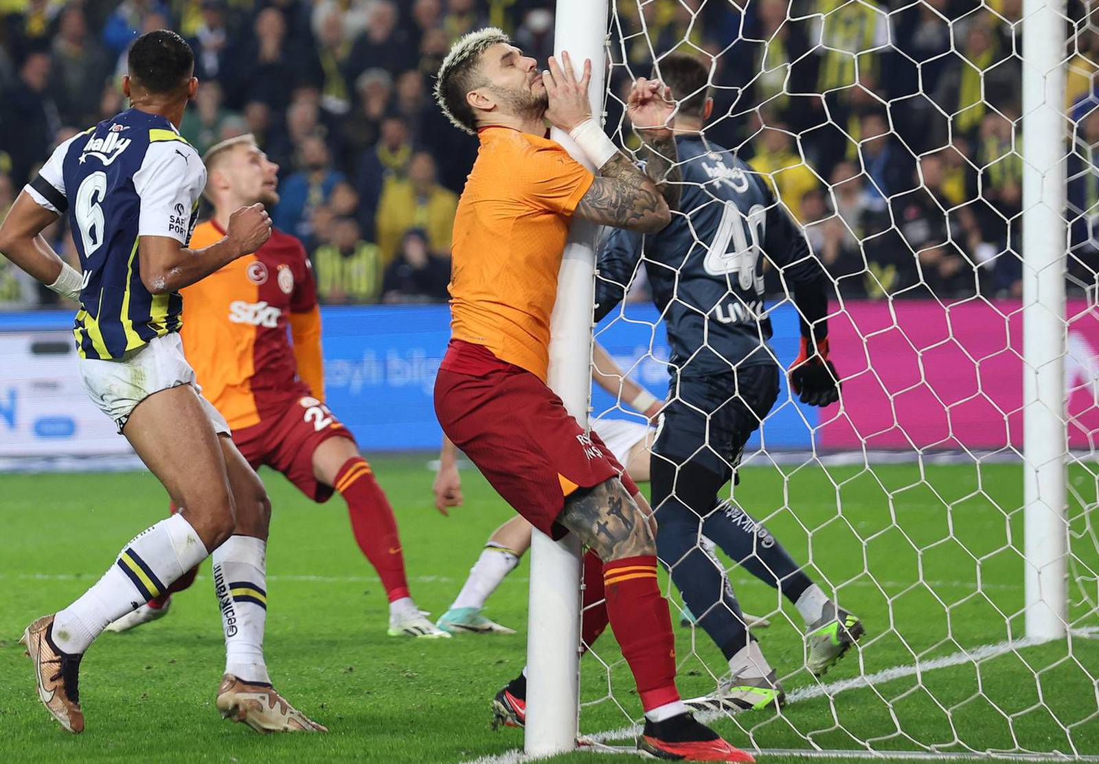 Super Lig - Fenerbahce v Galatasaray