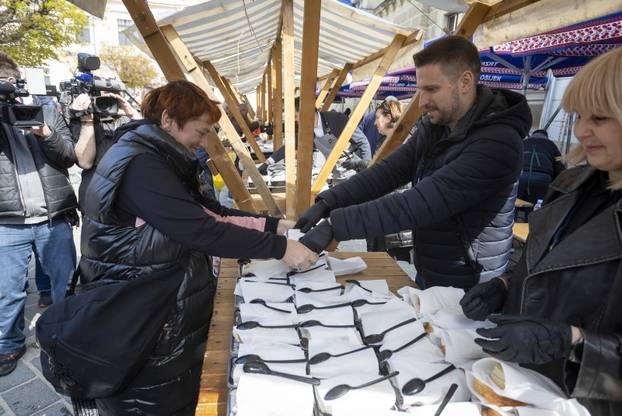 Osijek: Tradicionalna podjela blagdanskog fiš paprikaša na Trgu Svetog Trojstva