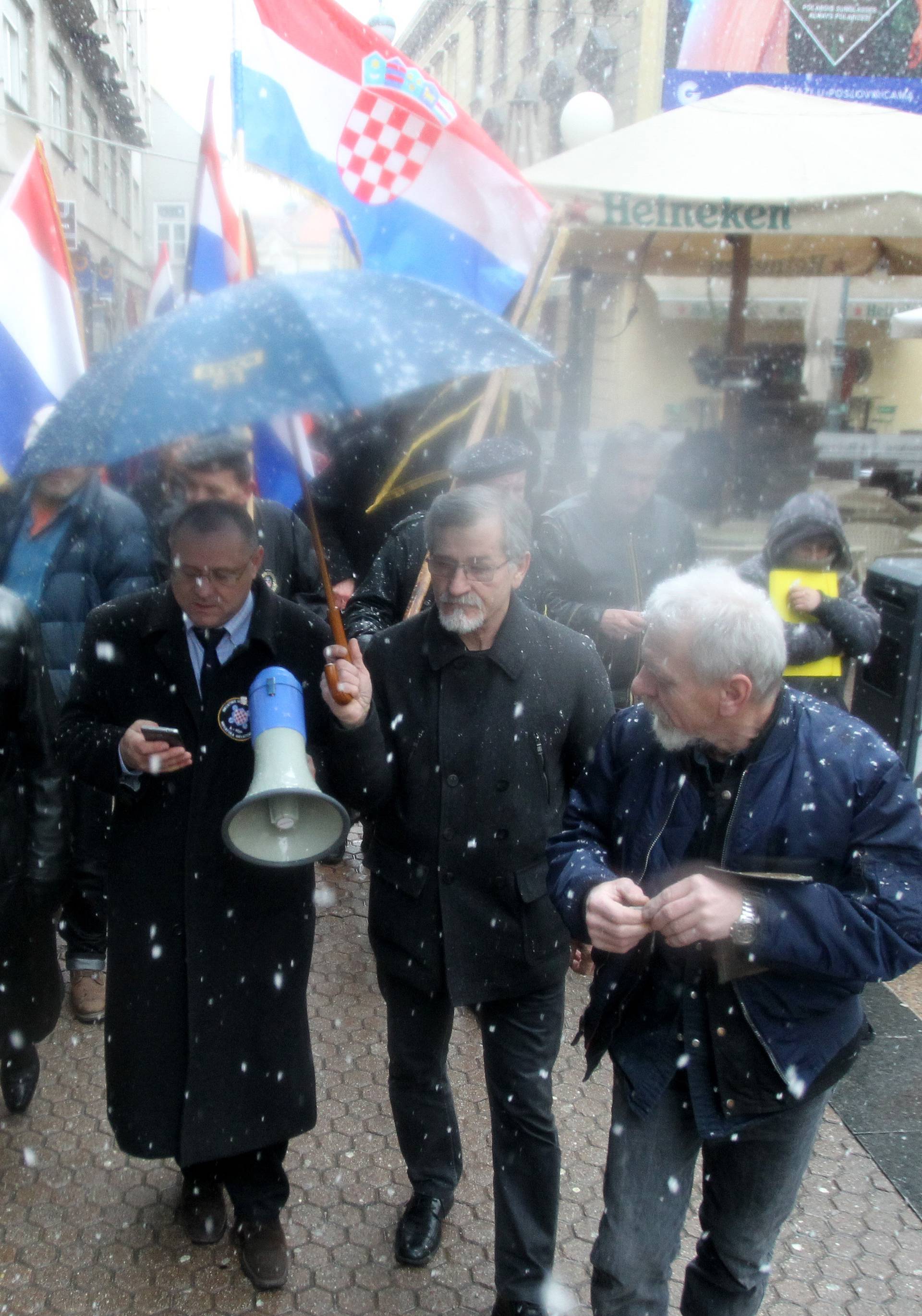 Prosvjednici došli do Kamenitih vrata, dalje ne mogu: 'Izdaja!'