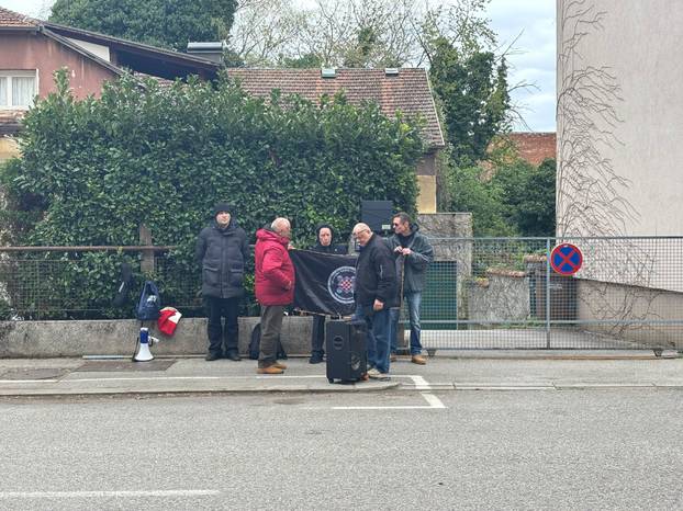 FOTO Otužan skup desničara: Keleminec pušta Thompsona, netko ih je gađao jajima