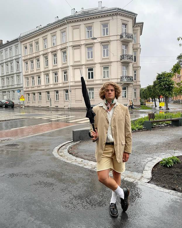 FOTO 'Alpski modni mačak' voli nositi bunde, suknje i lakirati nokte. Sad dominira skijanjem