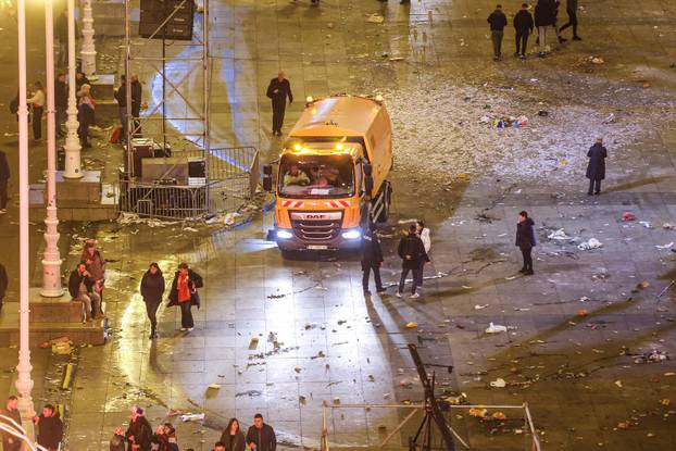 Zagreb: Ubrzo nakon završetka dočeka počelo je čišćenje trga 