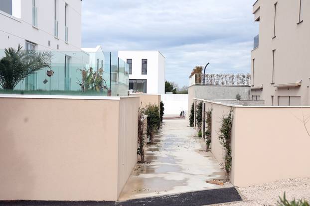 Šibenik: Novoizgrađene vile na plaži Rezalište u Brodarici