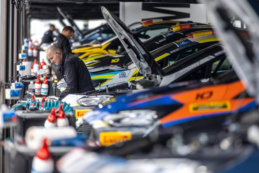Zagreb: Pripreme i postavljanje servisnog parka uoči WRC Croatia Rallyja 2024. 
