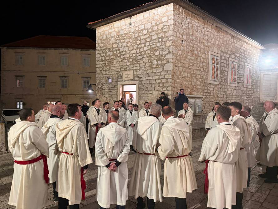 FOTO/VIDEO Procesija 'Za križen' na Hvaru: Po olujnoj buri nose križ od 15 kilograma