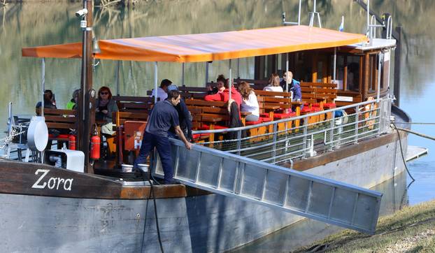 Karlovac: Počele turističke vožnje Žitnom lađom po Kupi