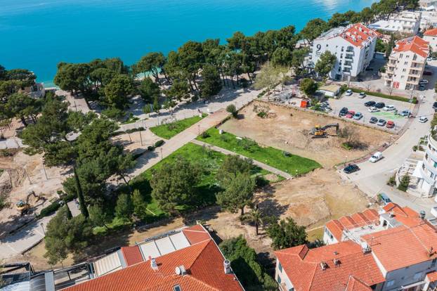 Pogled iz zraka na radove na urbanom parku Zelena Peškera u Makarskoj