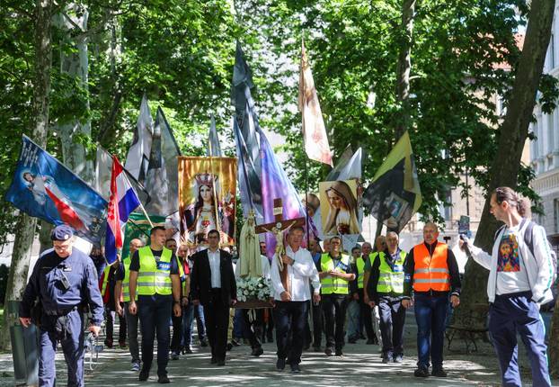 Zagreb: Molitelji na glavnom gradskom trgu