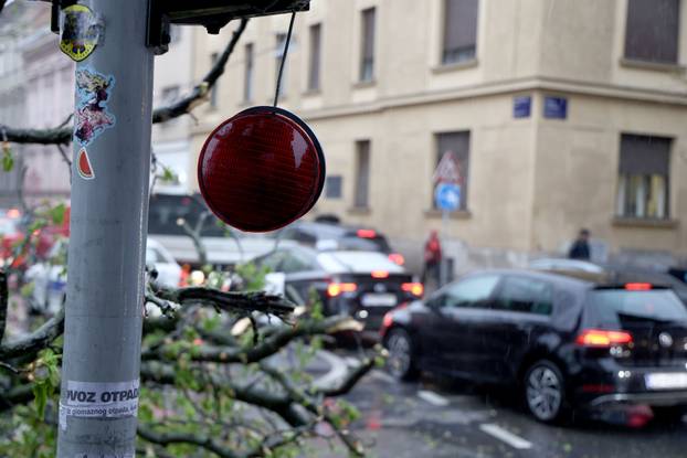 Zagreb:  Nevrijeme i jak vjetar srušili su nekoliko stabala u centru grada