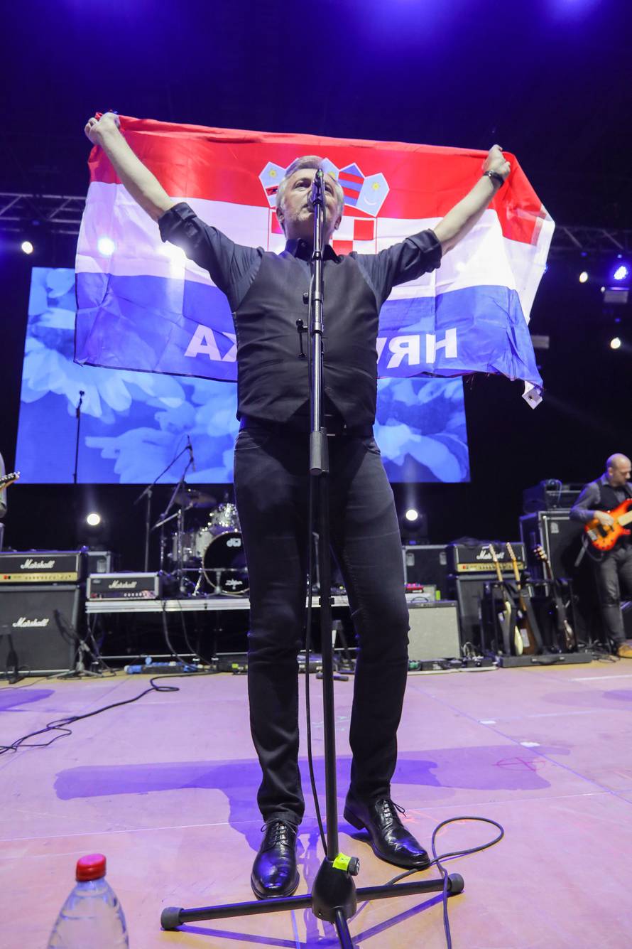 Frankfurt gorio do pet ujutro: 'Na Grdovićev hit trgali majice'