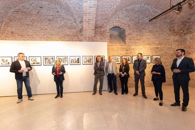 Osijek: Svečano otvorenje izložbe fotografija fotoreporterke Pixsella Emice Elveđi "Srce za Afriku"