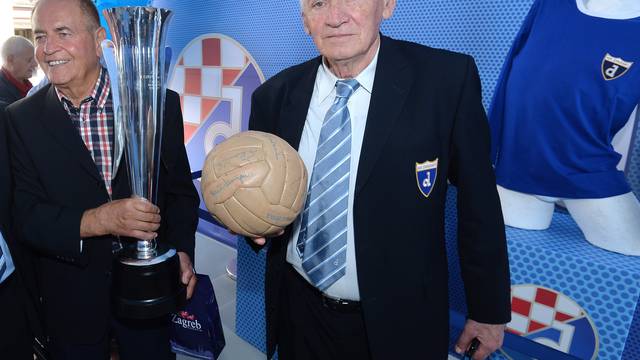 To su pravi šampioni! Trofej i lopta iz '67. izloženi na Trgu