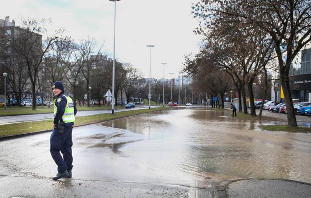 Zagreb: Poplava u Ukrajinskoj ulici zbog puknuća cijevi