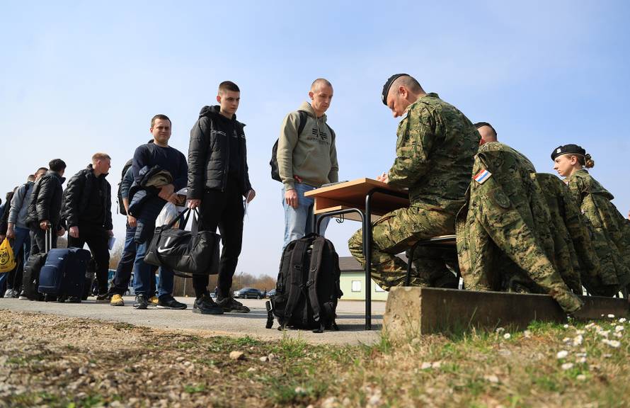 Ministar Anušić i general Kundid na prvom danu TVO-a na Slunju