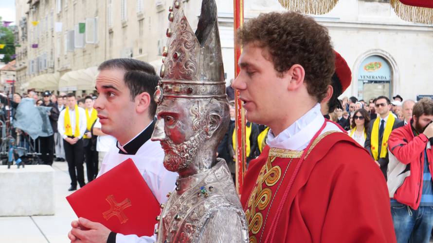 Kerum kao Papa pratio misu s prozora, stigao je i Plenković