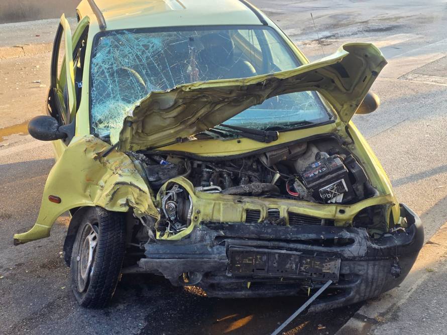 FOTO Teška nesreća u Požegi: Kamion uletio u pekarnicu, auto smrskan. Ozlijeđeno pet ljudi