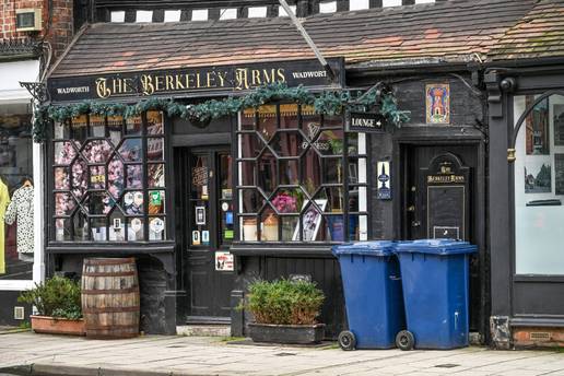 Ovaj grad &zcaron;eli ka&zcaron;njavati ljude zbog kanti za sme&cacute;e: 'Kvare turistima fotke za Instagram!'