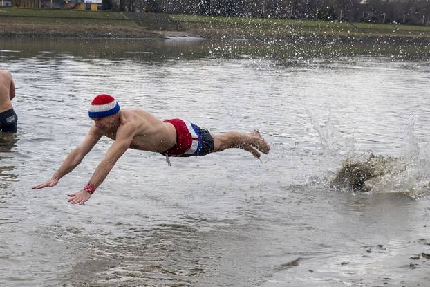 Osijek: Tradicionalno kupanje i picigin u rijeci Dravi
